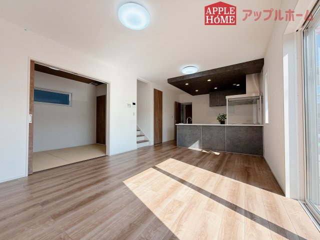 行田市深水町IIの居間・リビング|広々リビング×対面キッチンで家族の会話も弾みます♪家族団らんの秘訣は間取りにあり☆夢のマイホームを一緒に叶えましょう！