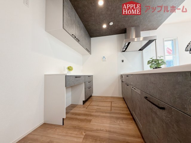 行田市深水町IIのキッチン|キッチンの収納も充実☆食洗器完備で家事も楽々♪生活の質が向上すること間違いなしの充実設備です。