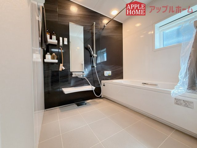 行田市深水町IIの浴室|窓付きのバスルームは、採光もあり明るく気持ちの良い空間です。窓があることで、換気環境も良好。掃除もスムーズに出来ます