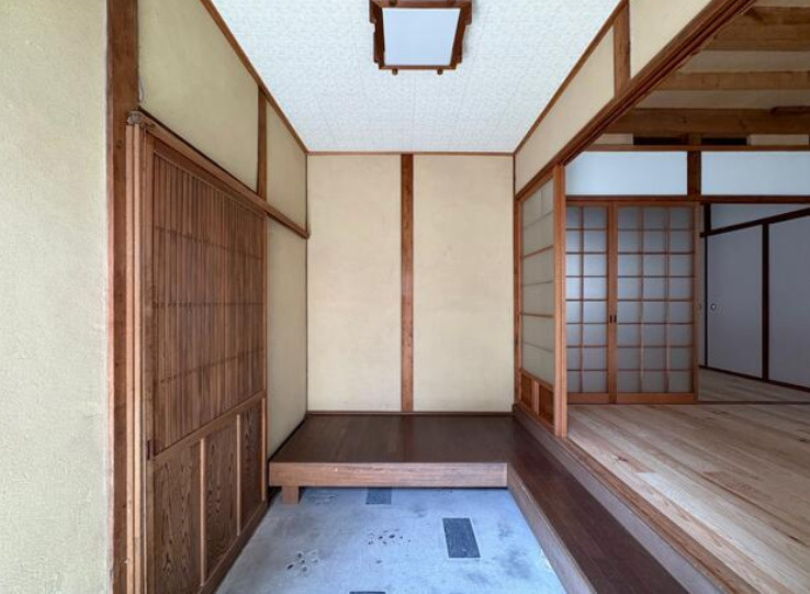 生駒市東新町戸建の玄関