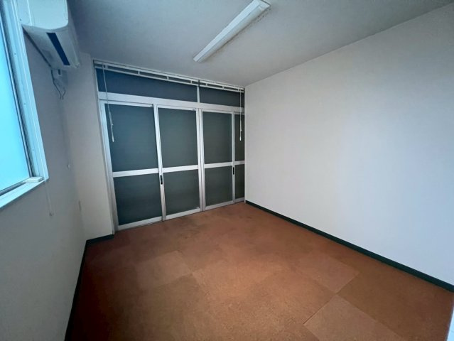 高針事務所倉庫の内装