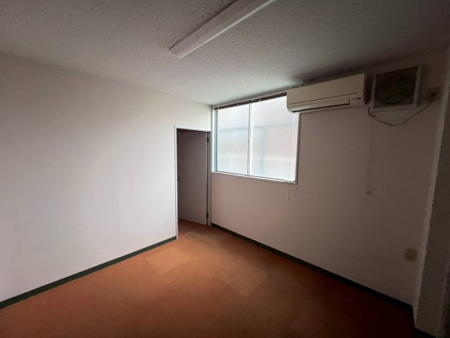 高針事務所倉庫の内装