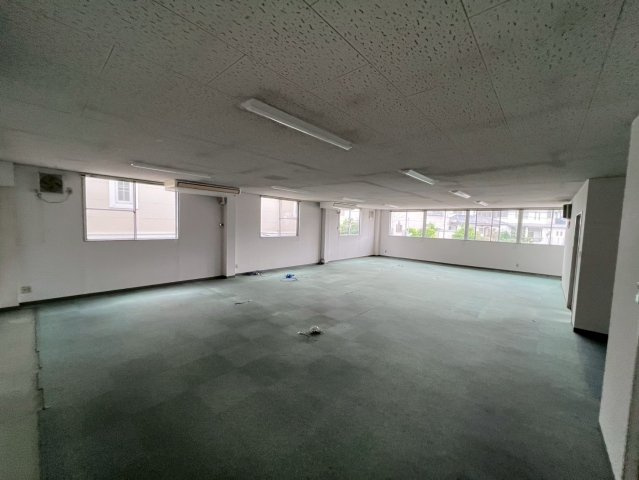 高針事務所倉庫の内装