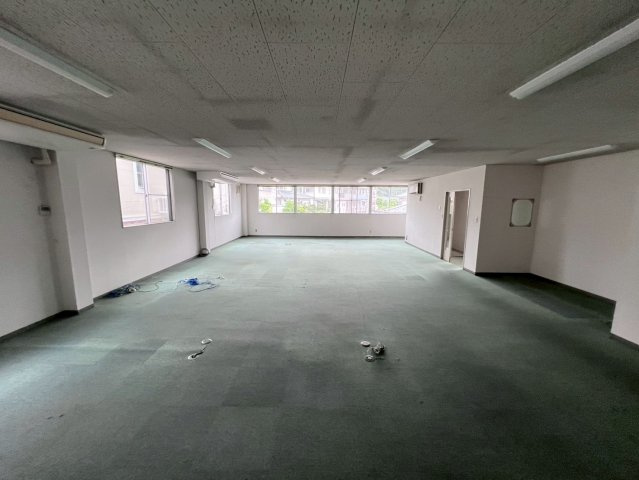 高針事務所倉庫の内装