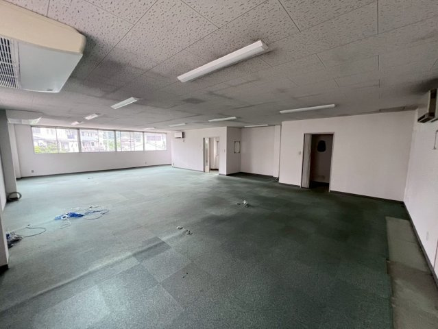 高針事務所倉庫の内装