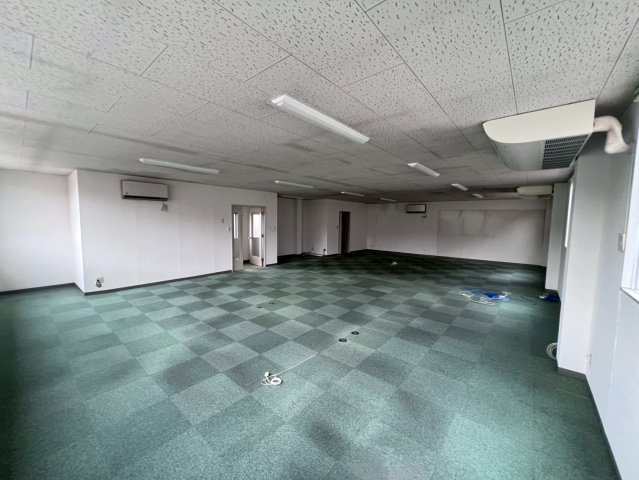 高針事務所倉庫の内装