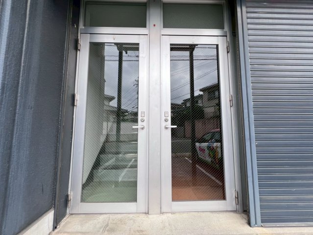 高針事務所倉庫のエントランス