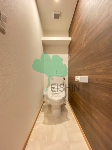 メゾンソレイユ南福岡のトイレ|アクセントクロスや棚も付いているオシャレなトイレです！