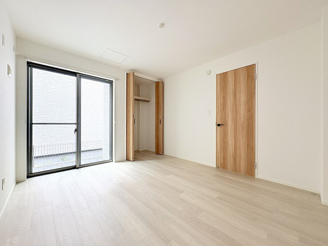 【寝室】 | 練馬区南大泉3丁目　中古一戸建住宅　(保谷店) | 1階7.0帖/落ち着いた色味のクロスとフローリングでほっと一息つける空間。