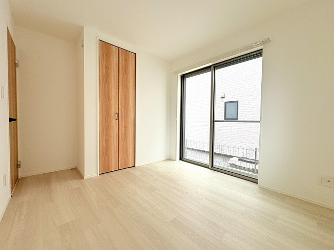 【子供部屋】 | 練馬区南大泉3丁目　中古一戸建住宅　(保谷店) | 1階5.25帖/大きな窓から差し込む光がお部屋を明るく照らします。