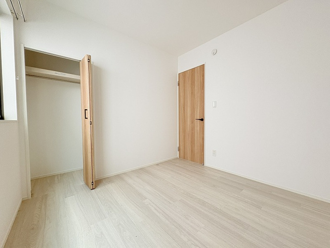 【収納】 | 練馬区南大泉3丁目　中古一戸建住宅　(保谷店) | 1階4.5帖/季節物の衣類や趣味用品もまとめてしまえる大容量の収納スペース。