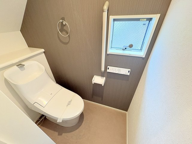 【トイレ】 | 練馬区南大泉3丁目　中古一戸建住宅　(保谷店) | 温水洗浄機能付、清潔感のあるトイレ。