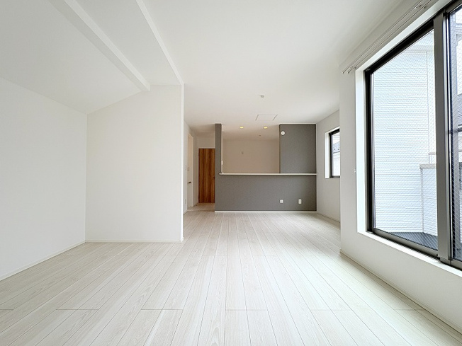【居間・リビング】 | 練馬区南大泉3丁目　中古一戸建住宅　(保谷店) | 2階に設けられたリビングはプライバシー重視のやすらぎ空間。