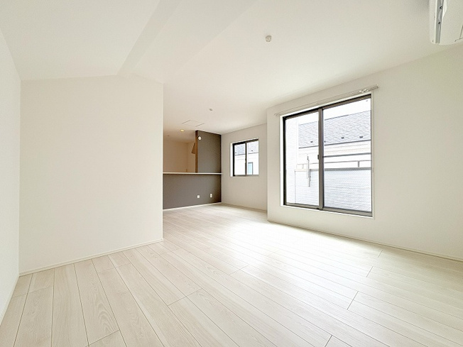 【居間・リビング】 | 練馬区南大泉3丁目　中古一戸建住宅　(保谷店) | 広々としたリビングはソファーなどの家具もラクラク置くことができます。