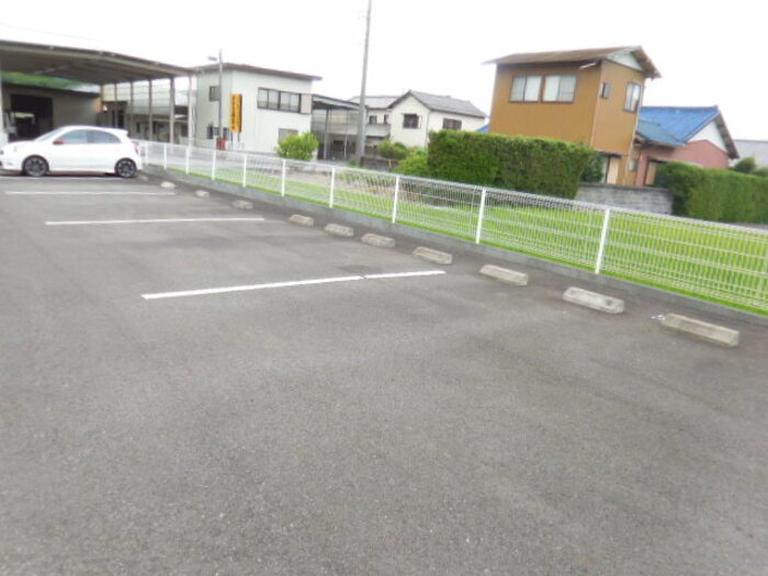 アドミラブールの駐車場