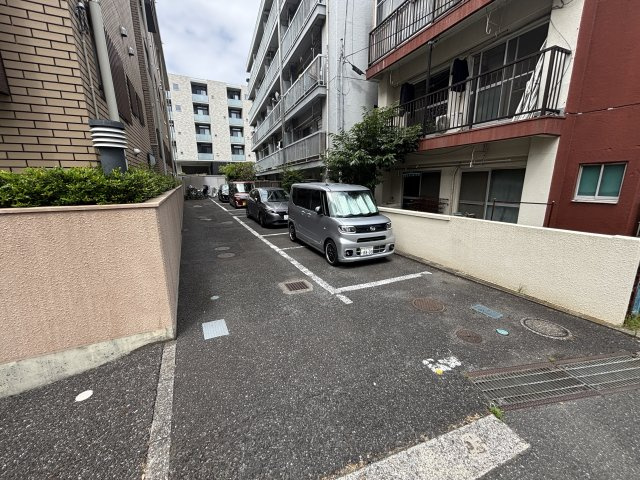 メゾングランディールの駐車場