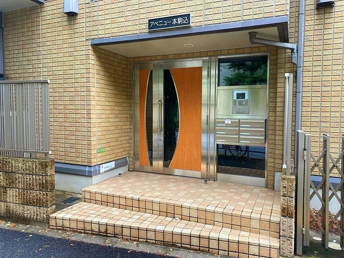 アベニュー本駒込のエントランス