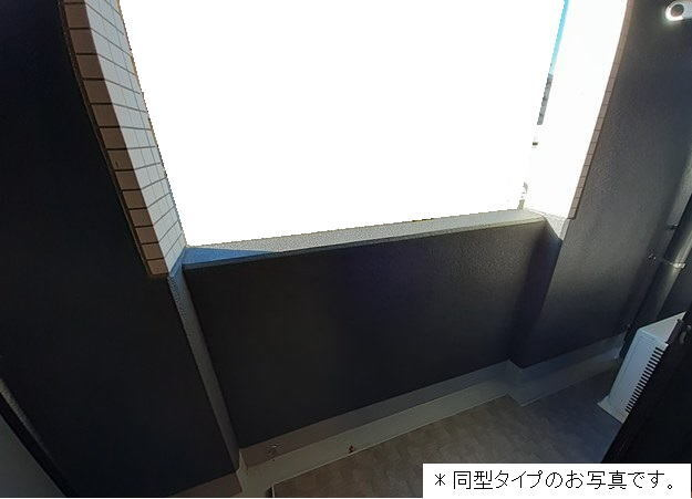 ハーモニーハイツ高畑のバルコニー|暖かな日差しのふりそそぐバルコニー