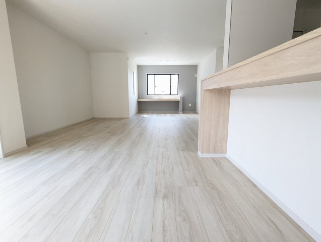 水戸市吉沢町　4期の居間・リビング|お洒落なカウンターキッチン♪カウンター越しからリビングが見渡せるので、お子様の様子を見守りながらお料理が作れる嬉しいカウンターキッチン♪