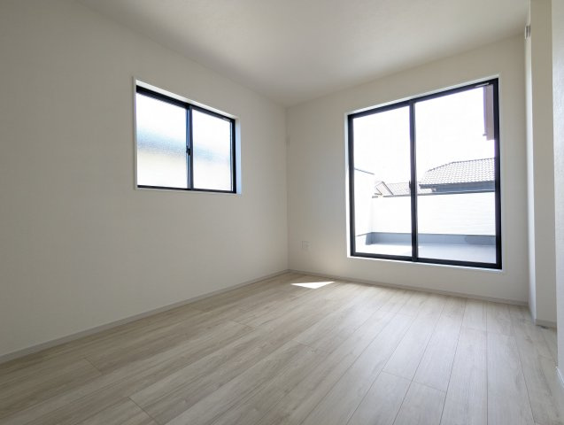 水戸市吉沢町　4期の洋室|バルコニーに面したお部屋は照明を点ける時間が少なくて済むので省エネに繋がります。