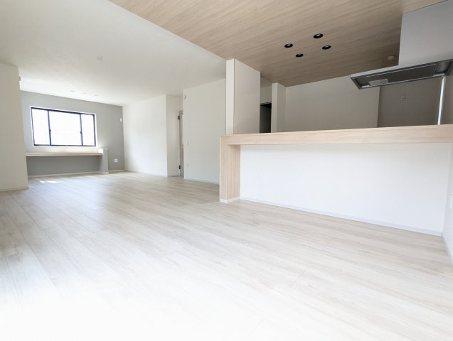 水戸市吉沢町　4期の居間・リビング|リビングの写真です。大きな窓があり陽射しが差し込みます。お子様の目を離すことなく片付け・お料理ができ安心です～♪