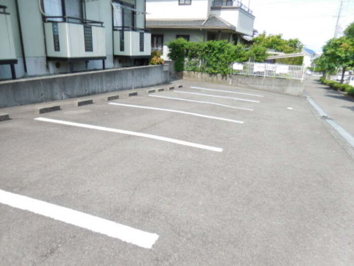 メゾンエスポワールの駐車場