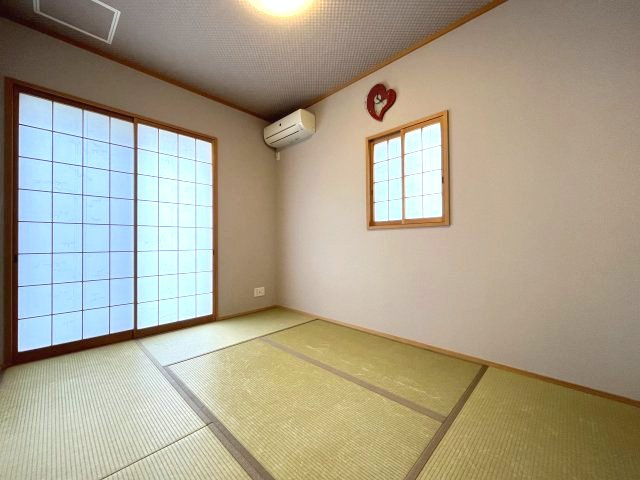 泉南郡熊取町つばさが丘北2丁目　中古戸建の和室|【和室6帖】
引き戸を開けるとLDKと合わせて約25.7帖の広々空間に。
お子様の遊び場などに。