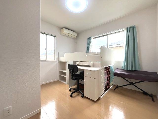 泉南郡熊取町つばさが丘北2丁目　中古戸建の洋室|【洋室5.5帖】
隣の洋室5.5帖と隣接しており扉を開けると約11帖のお部屋としてもご利用可能です。