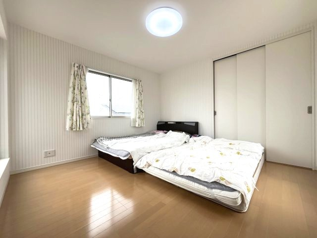 泉南郡熊取町つばさが丘北2丁目　中古戸建の洋室|【洋室8帖】
ワイドバルコニーが隣接した主寝室に最適なお部屋です。
ダブルベッドを置いても余裕です。