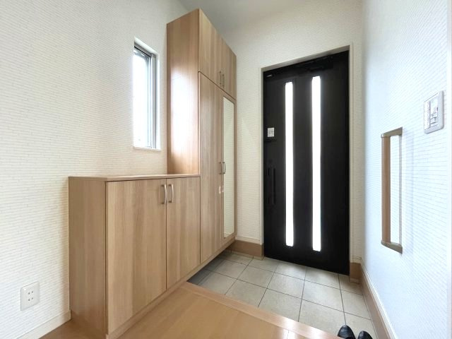 泉南郡熊取町つばさが丘北2丁目　中古戸建の玄関|靴が多くても安心の玄関収納つき。
可動棚のため高さのある靴でも簡単に収納できます。