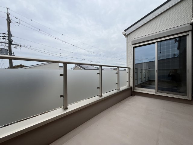 泉南郡熊取町つばさが丘北2丁目　中古戸建のバルコニー|奥行きのあるワイドバルコニー。
人の目を気にせず洗濯物が干せます。