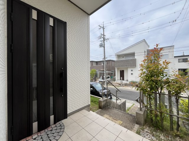 泉南郡熊取町つばさが丘北2丁目　中古戸建の玄関|玄関上部に屋根があり、雨の日でも濡れる心配はございません。