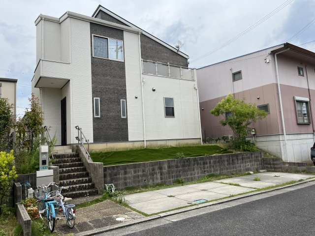 泉南郡熊取町つばさが丘北2丁目　中古戸建の外観|長期優良住宅取得＆耐震等級3の2013年築のお家。
全方位隣地との間隔が広く通風・採光良好です。