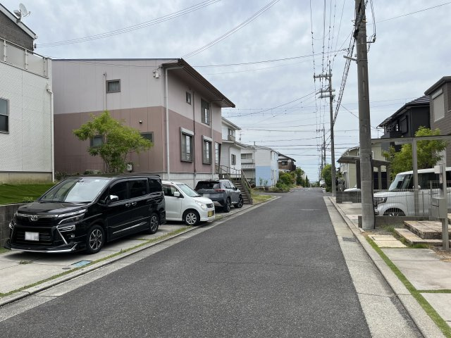 泉南郡熊取町つばさが丘北2丁目　中古戸建の前面道路含む現地写真|前面道路約5.4メートルございますので駐車も通行もラクラクです。