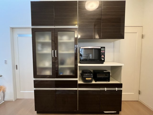 泉南郡熊取町つばさが丘北2丁目　中古戸建の設備|備付のカップボードです。
収納豊富で家電の置き場も気にすることなく楽しくお料理ができます。