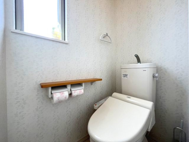 泉南郡熊取町つばさが丘北2丁目　中古戸建のトイレ|【1階トイレ】
節水型でエコなトイレには今では当たり前のウォシュレット付き。