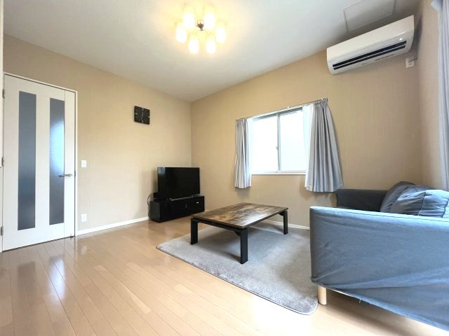 泉南郡熊取町つばさが丘北2丁目　中古戸建の居間・リビング|【LDK約19.7帖】
広々とした空間にご家族皆様が快適に過ごせます。
窓が多く通風採光良好です。