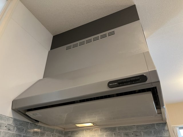 泉南郡熊取町つばさが丘北2丁目　中古戸建のキッチン|コンロ上方がフードに覆われることで、調理の煙や臭い、油分を効率よく吸い込むことができます。