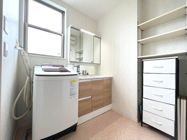 泉南郡熊取町つばさが丘北2丁目　中古戸建の独立洗面台|ミラーキャビネットになっておりメイク用品や洗顔小物などをスッキリ収納。
窓があることで換気もラクラク