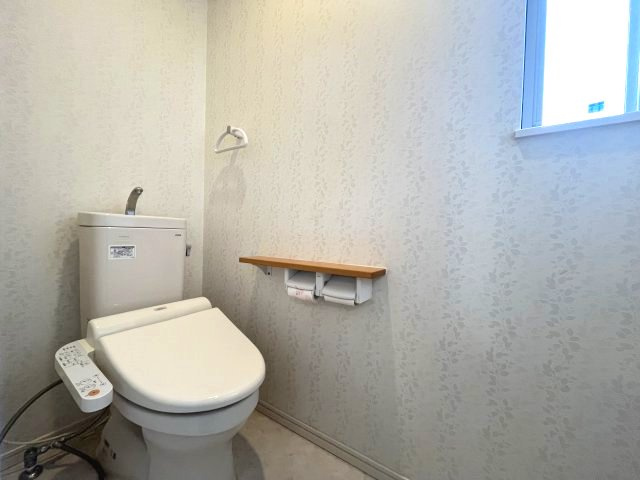 泉南郡熊取町つばさが丘北2丁目　中古戸建のトイレ|【2階トイレ】
節水型でエコなトイレには今では当たり前のウォシュレット付き。