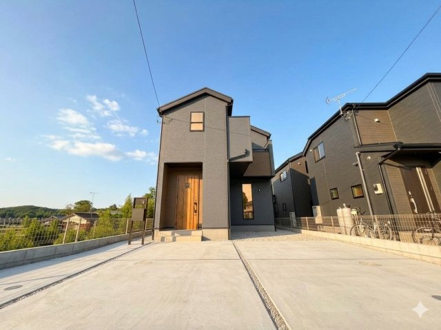 青梅市今寺2丁目　新築戸建の前面道路含む現地写真