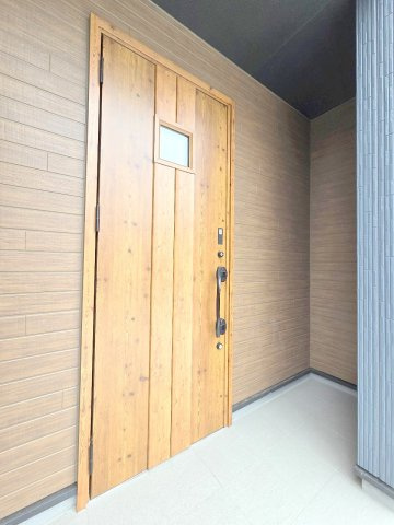 青梅市今寺2丁目　新築戸建の玄関