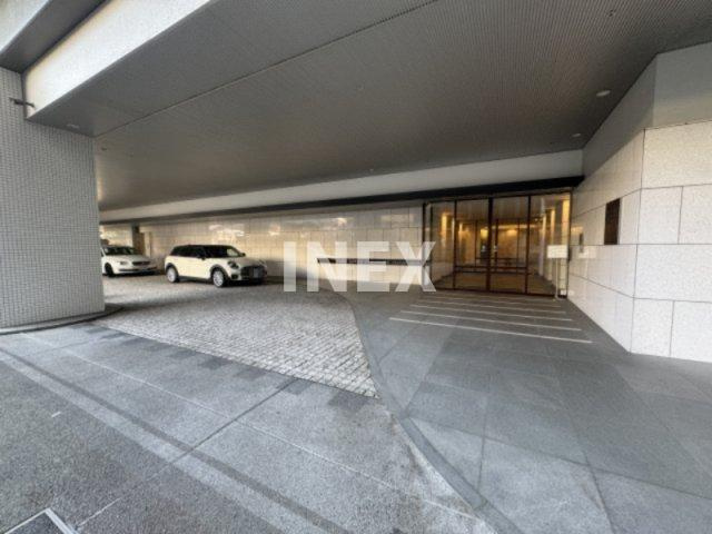 横浜市西区高島２丁目の賃貸マンションのエントランス