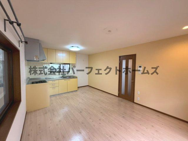 竹の内町戸建　賃貸の居間・リビング|こちらのリビングで趣味の時間をお楽しみください
