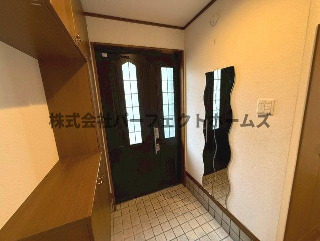 竹の内町戸建　賃貸の玄関|収納もある玄関です