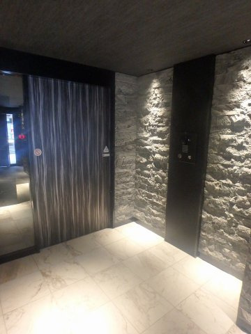 S-RESIDENCE駒込六義園のエントランス