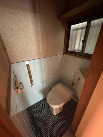 稲葉町2丁目戸建のトイレ