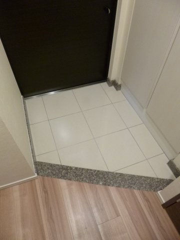 レジディア千駄木の玄関