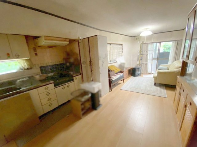 糟屋郡篠栗町大字篠栗 中古戸建の居間・リビング|採光が取れた明るいLDKです！
