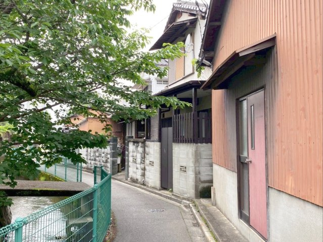 糟屋郡篠栗町大字篠栗 中古戸建の前面道路含む現地写真|ＪＲ篠栗線「篠栗」駅まで徒歩約12分です！